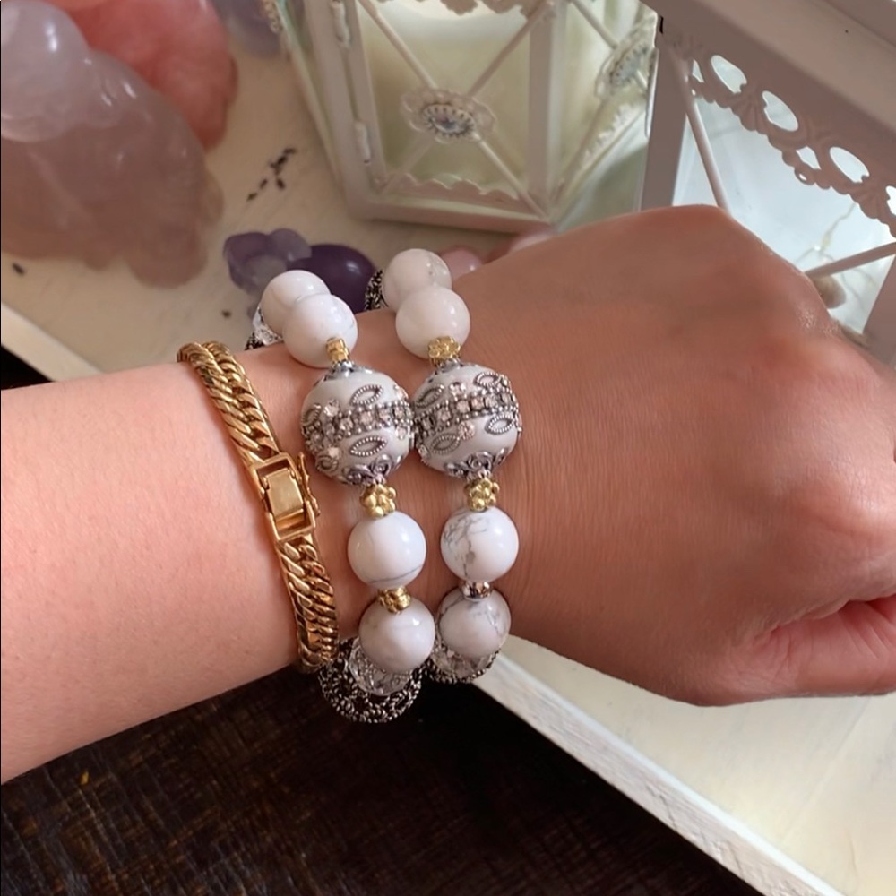 Howlite bracelet with deocrative beads